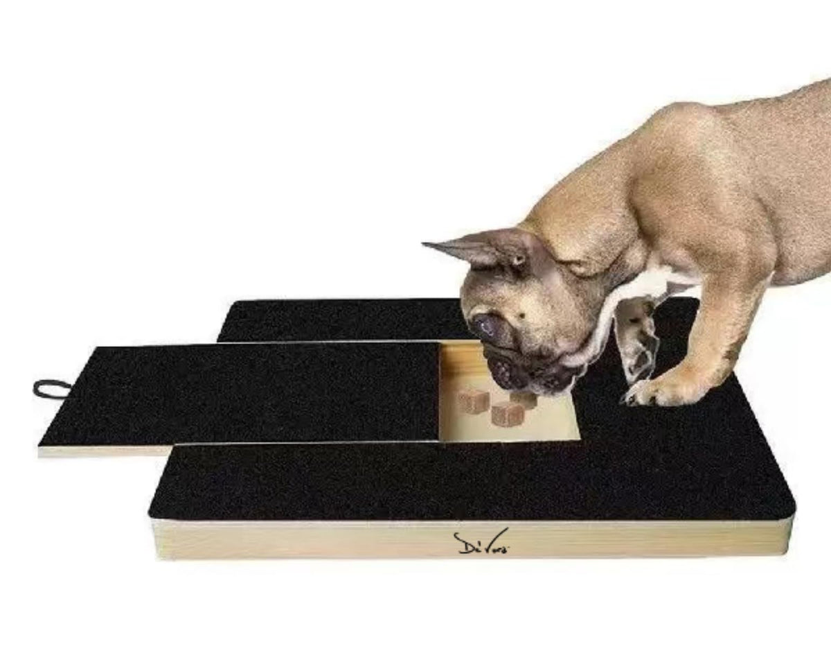 De' Vora dog nail scratch board top view shows durable wooden construction for lasting use