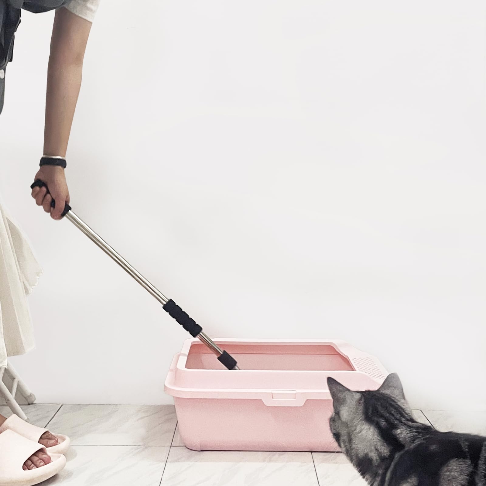 Depets cat litter scoop with wide-slots demonstrates fast separation of clean litter.