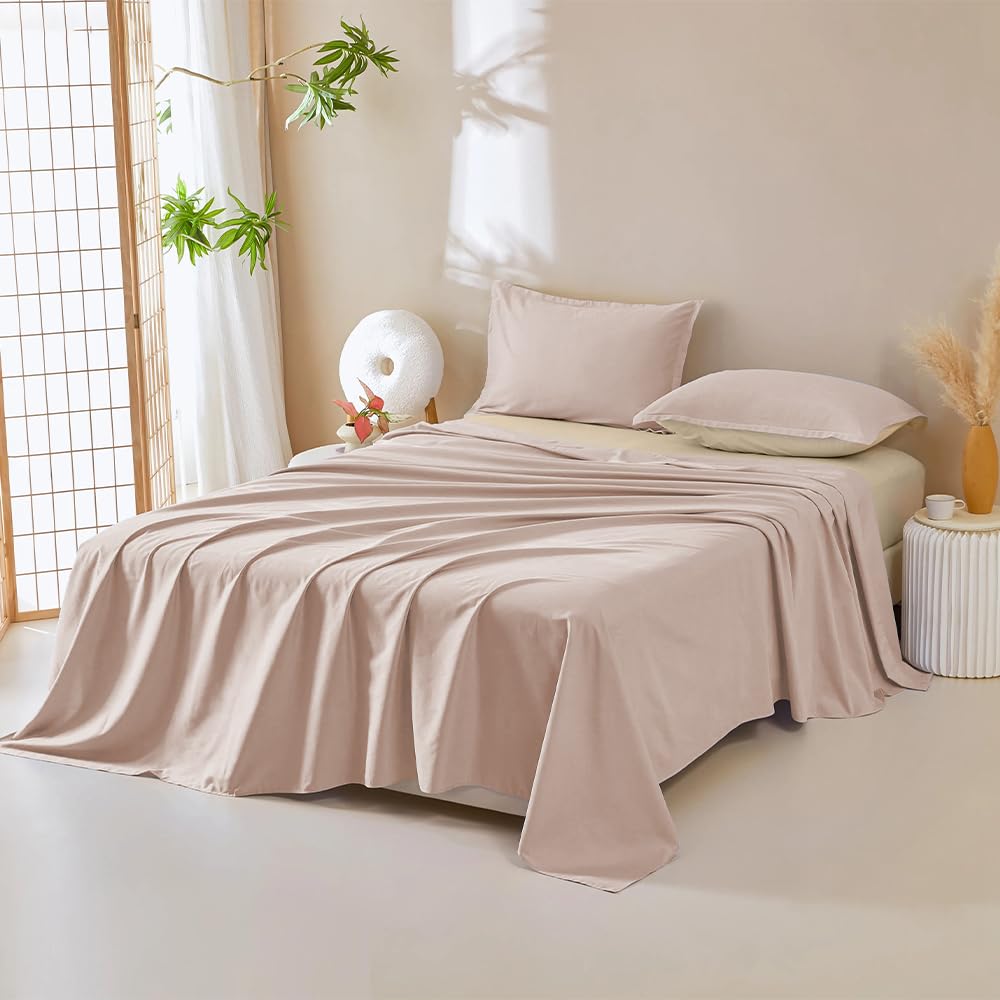 DUJUIKE machine-washable bed cover offers easy care for busy homes.