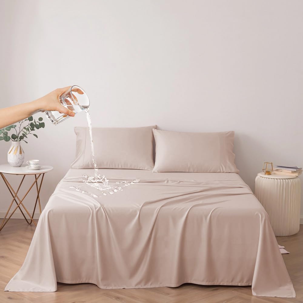 DUJUIKE waterproof bed cover camel on bed keeps mattress dry and protected.