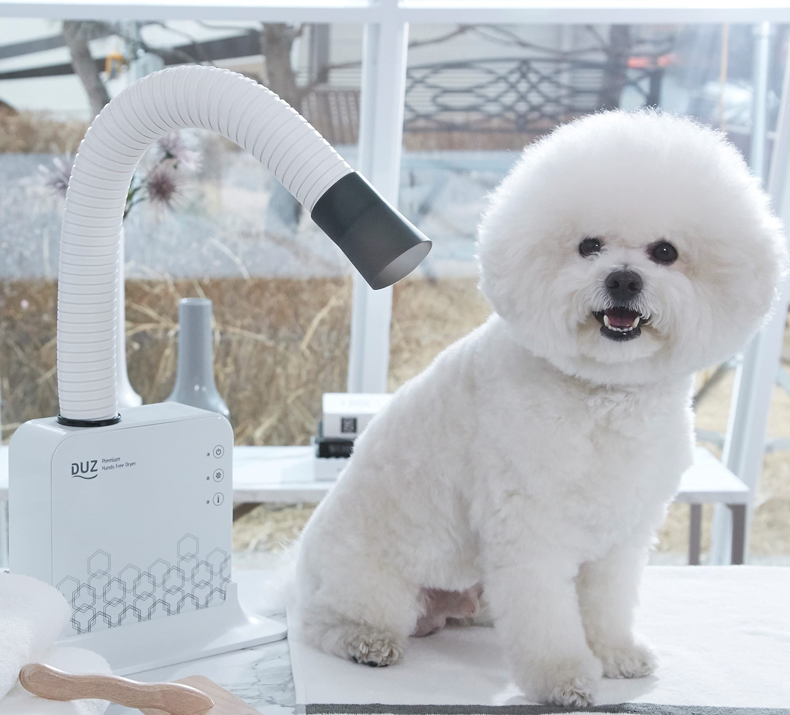 DUZ V2 with stand base provides hands-free stability during grooming sessions.