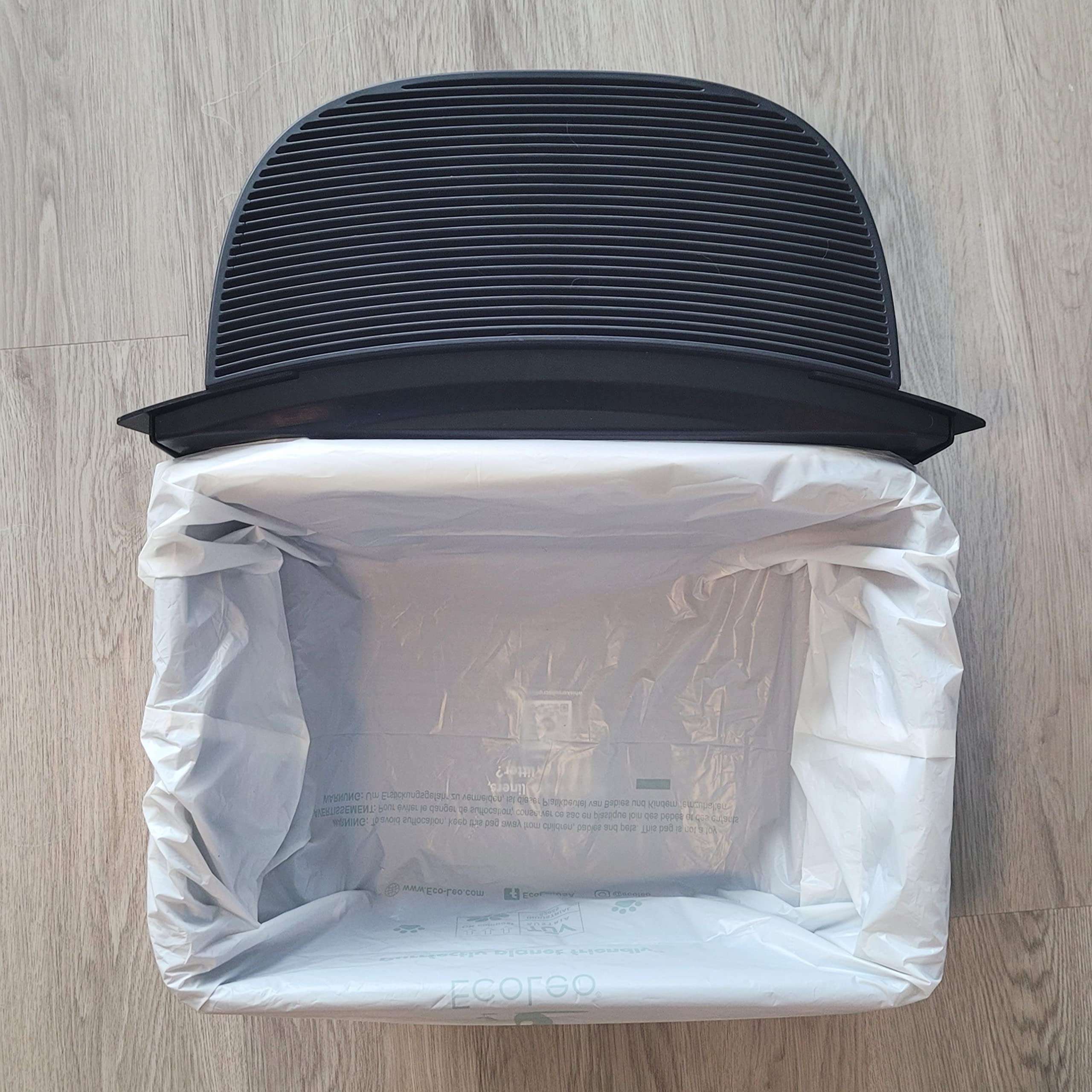 EcoLeo heavy-duty liner supports heavy clumps for quick cleanup.