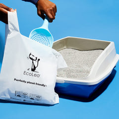 EcoLeo XL bags tied with handles for mess-free waste disposal.