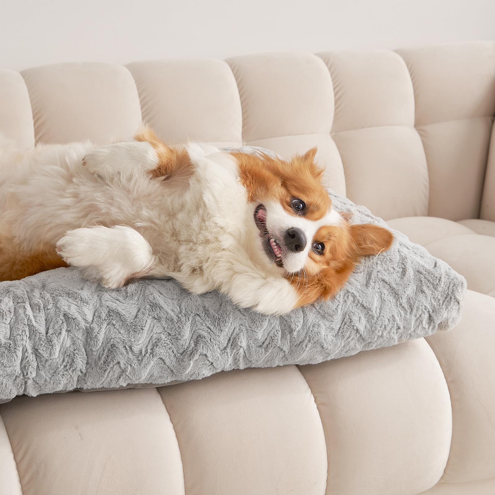 EHEYCIGA grey cozy-nap image invites relaxed naps in a crate or on its own.