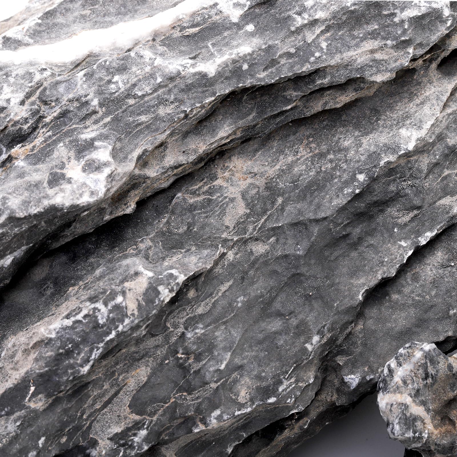 Eorbow Seiryu stone terrarium display highlights natural texture and color variation.