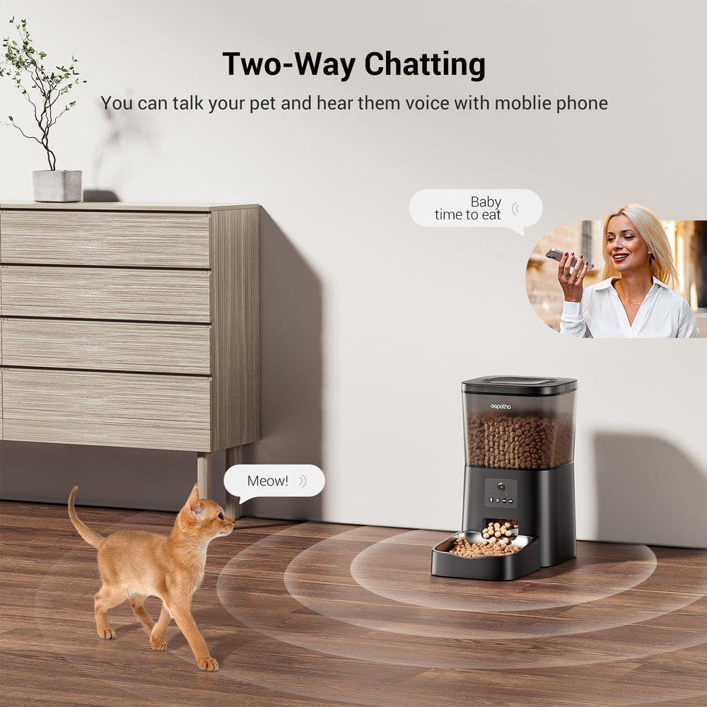 Espelho motion-detection feeder provides instant alerts for pet activity.