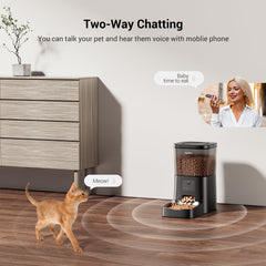 Espelho motion-detection feeder provides instant alerts for pet activity.