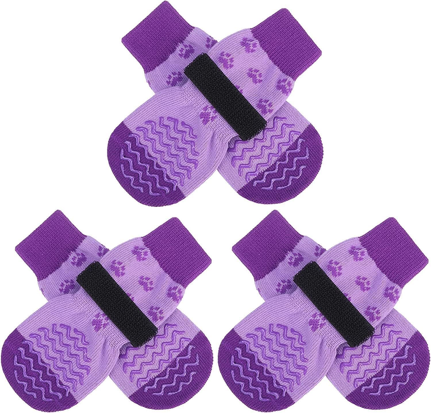 Calcetines EXPAWLORER anti deslizantes para perros en primer plano, protegen patas en suelos lisos.