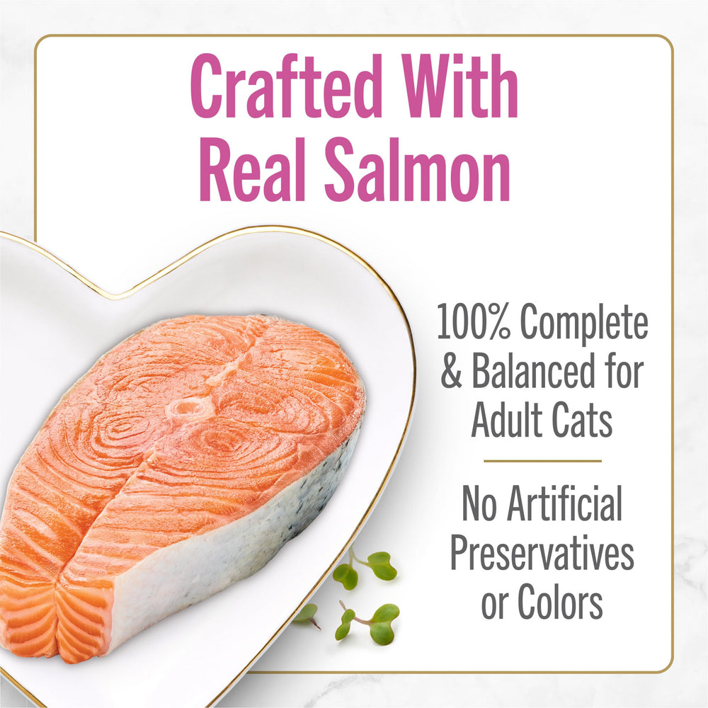 Salmón real en Fancy Feast Petites con salsa y textura suave.