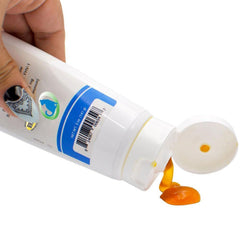 Felisyl L-Lysine Gel paw-dosing scene for easy daily administration.
