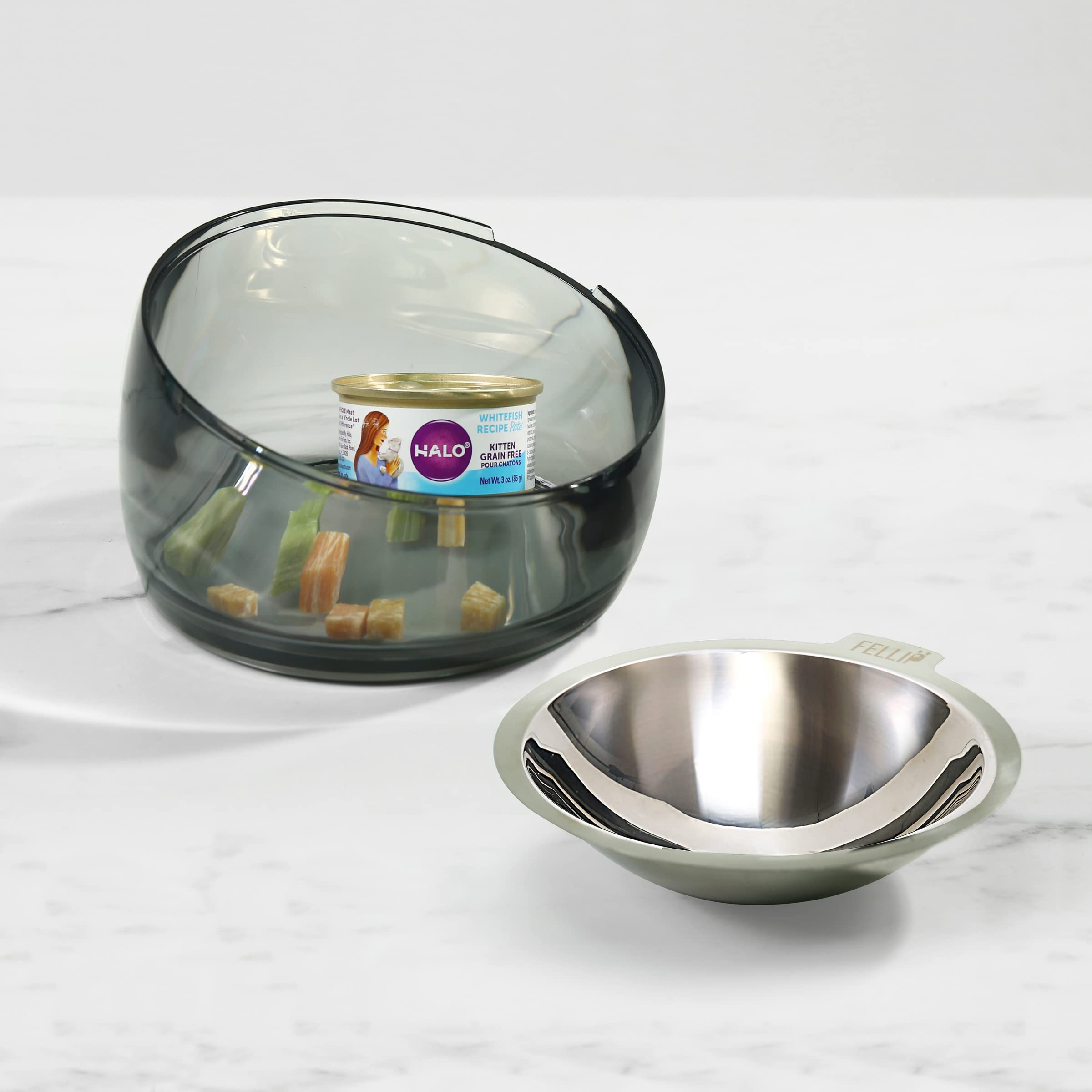 Felli Oblik no-spill rim helps keep floors clean during eager eating.