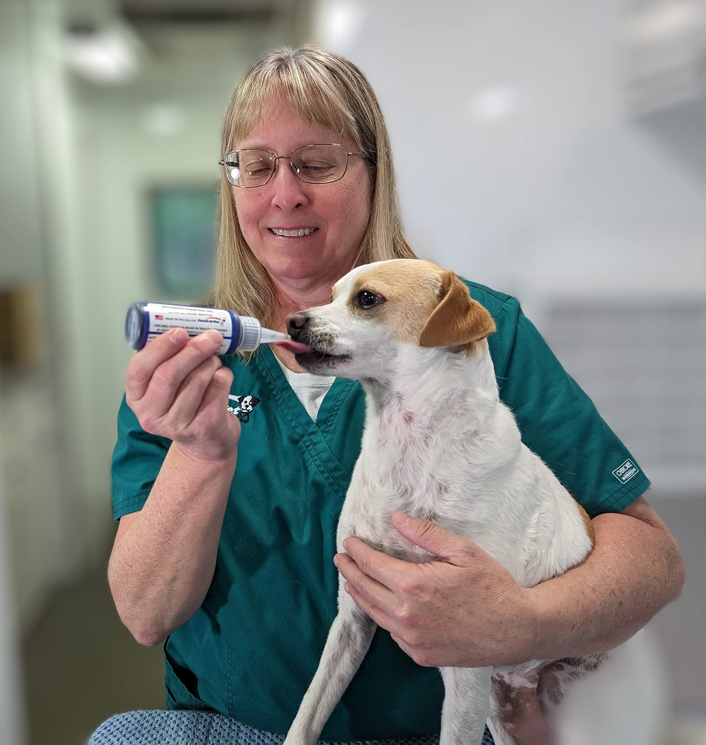 Fetch A Vet activated charcoal gel EZ Dose tip demonstrates easy administration in emergencies.