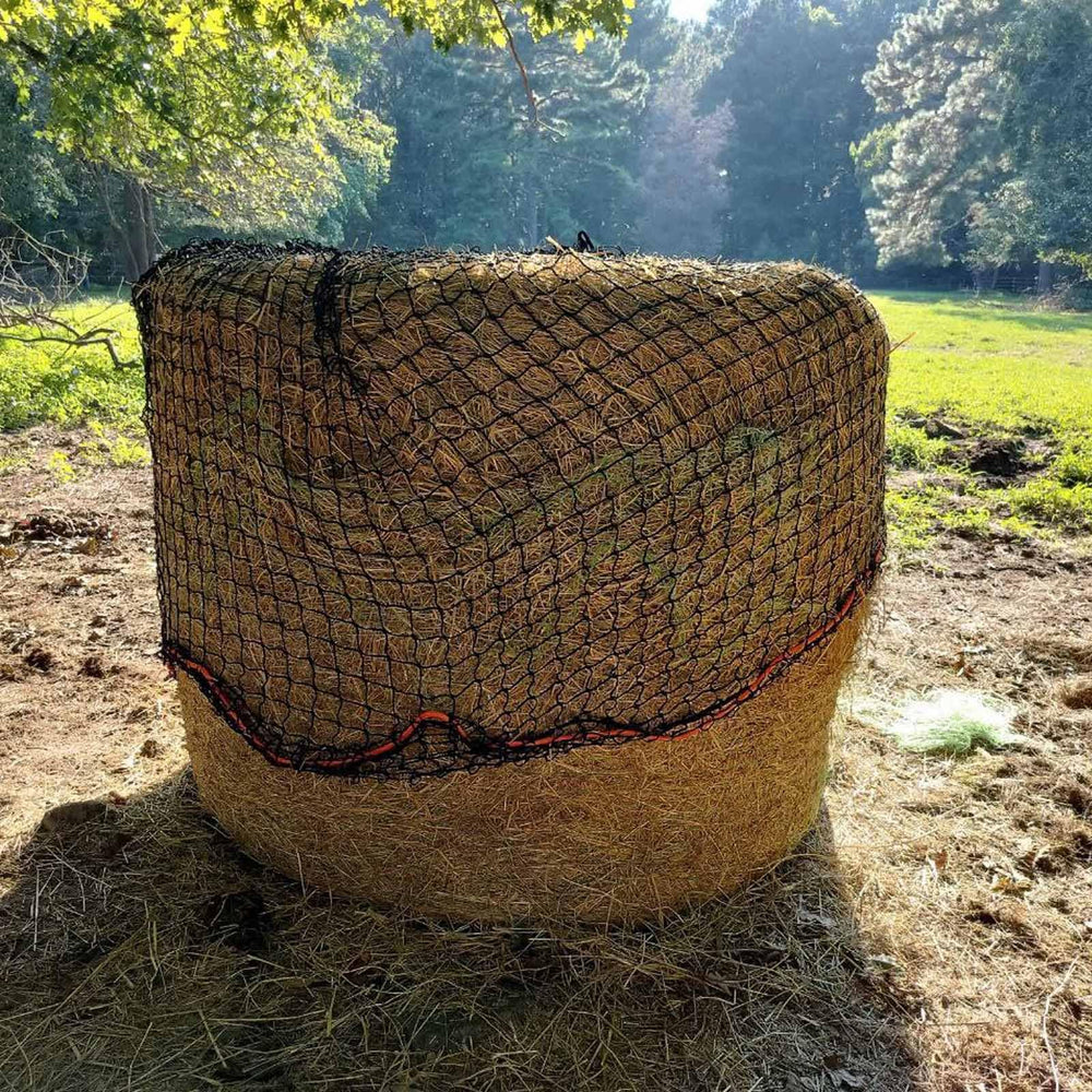 Fifatopo hay-net in pasture reduces waste during grazing.