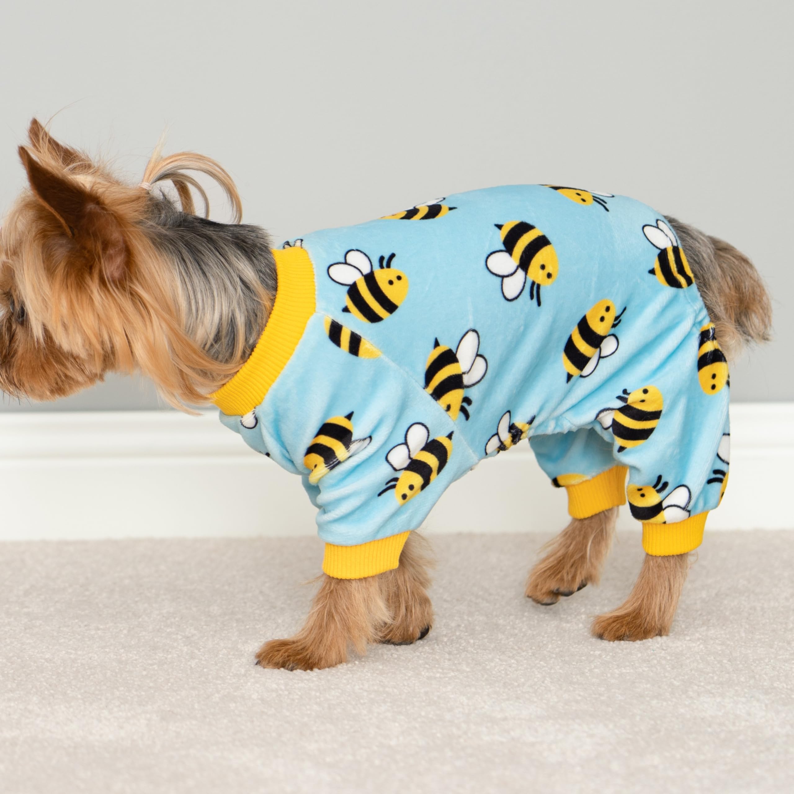 Fitwarm pijama con pies en azul, mantiene al perro cálido durante paseos