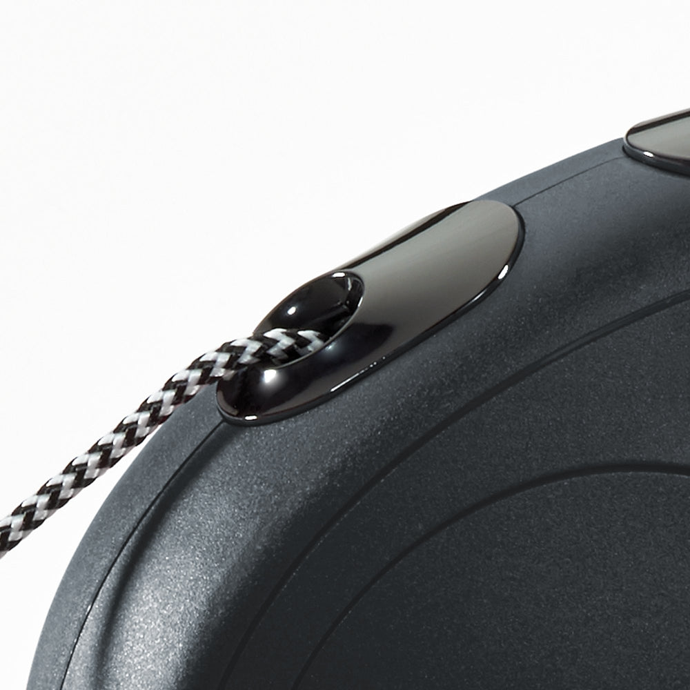 FLEXI New Classic leash brake button enables precise one-handed control.