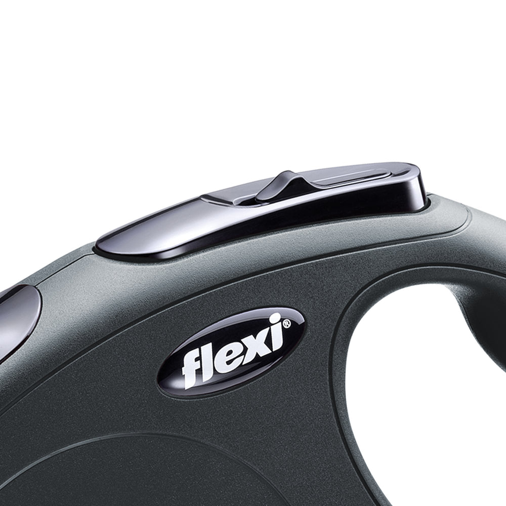 FLEXI New Classic leash ergonomic handle offers comfortable grip during long strolls.