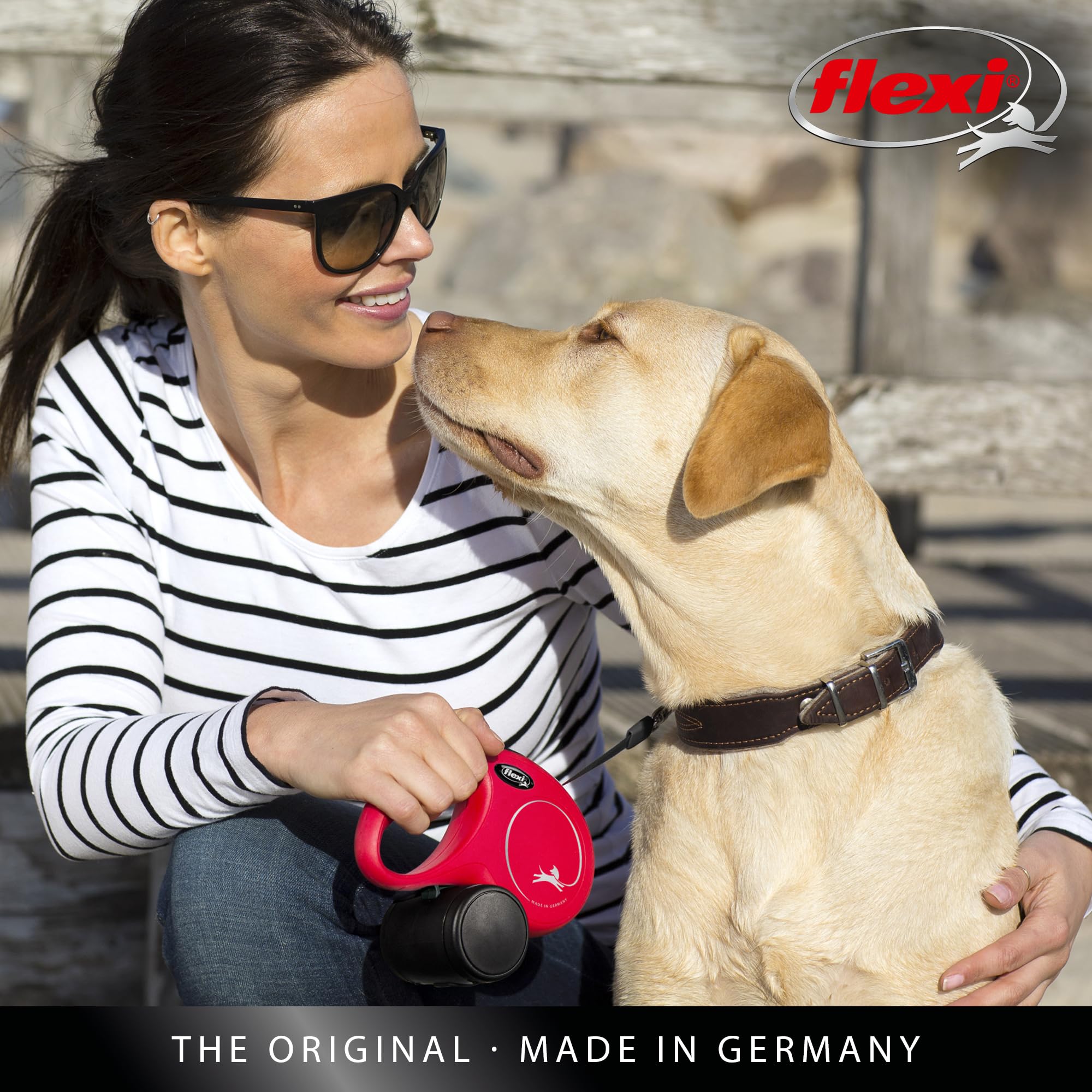 Walk scene with FLEXI New Classic M 5m leash during a daytime stroll.