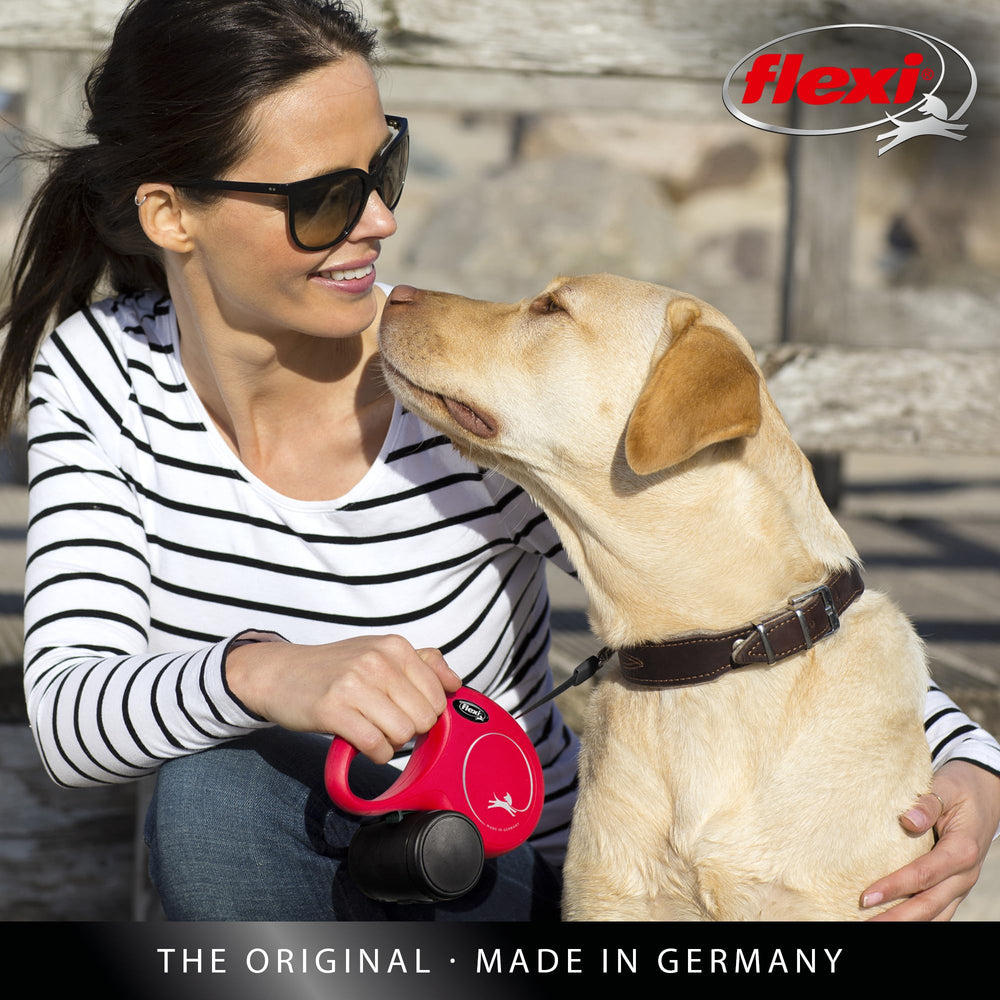 Walk scene with FLEXI New Classic M 5m leash during a daytime stroll.