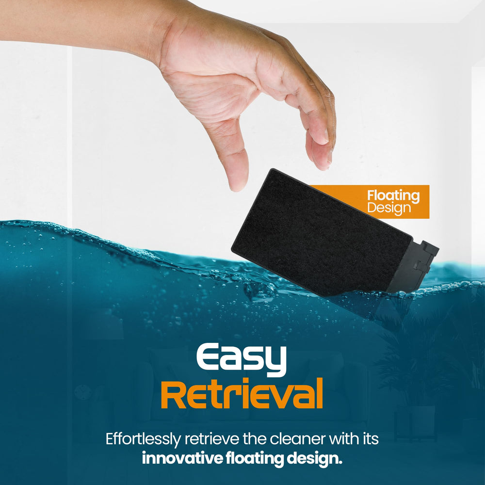 FLIPPER Max glass-panel cleaning-action illustrates efficient algae removal along the panel.
