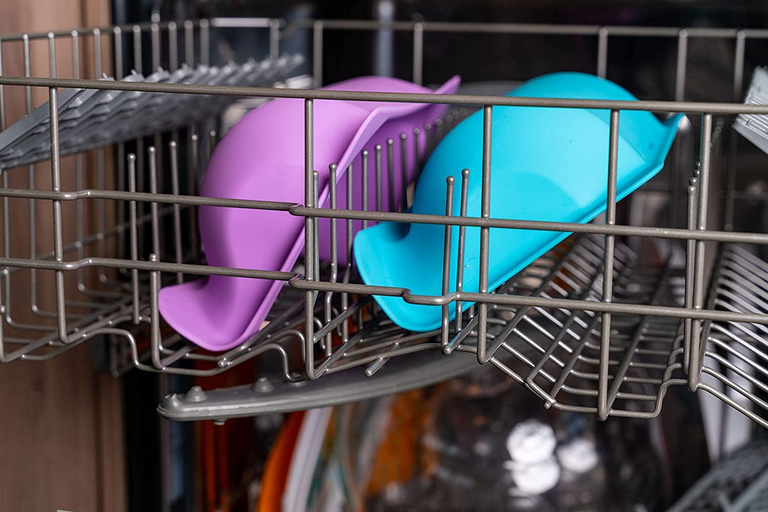 Fluff Trough elevated-feeder base 5-inch ground clearance emphasizes comfortable neck posture.