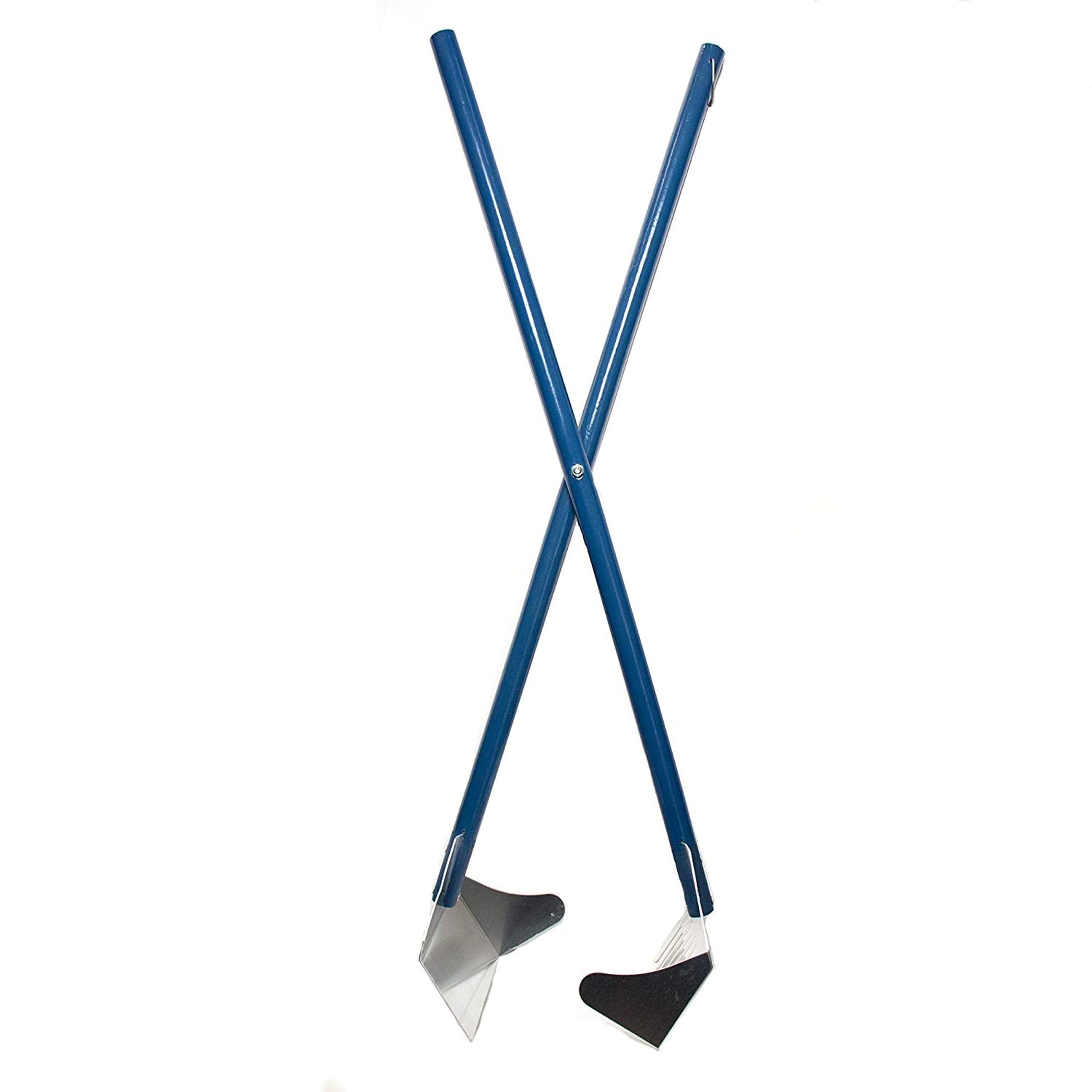 Four Paws Wee-Wee scooper with metal prongs enables fast pickup on grass or sand.