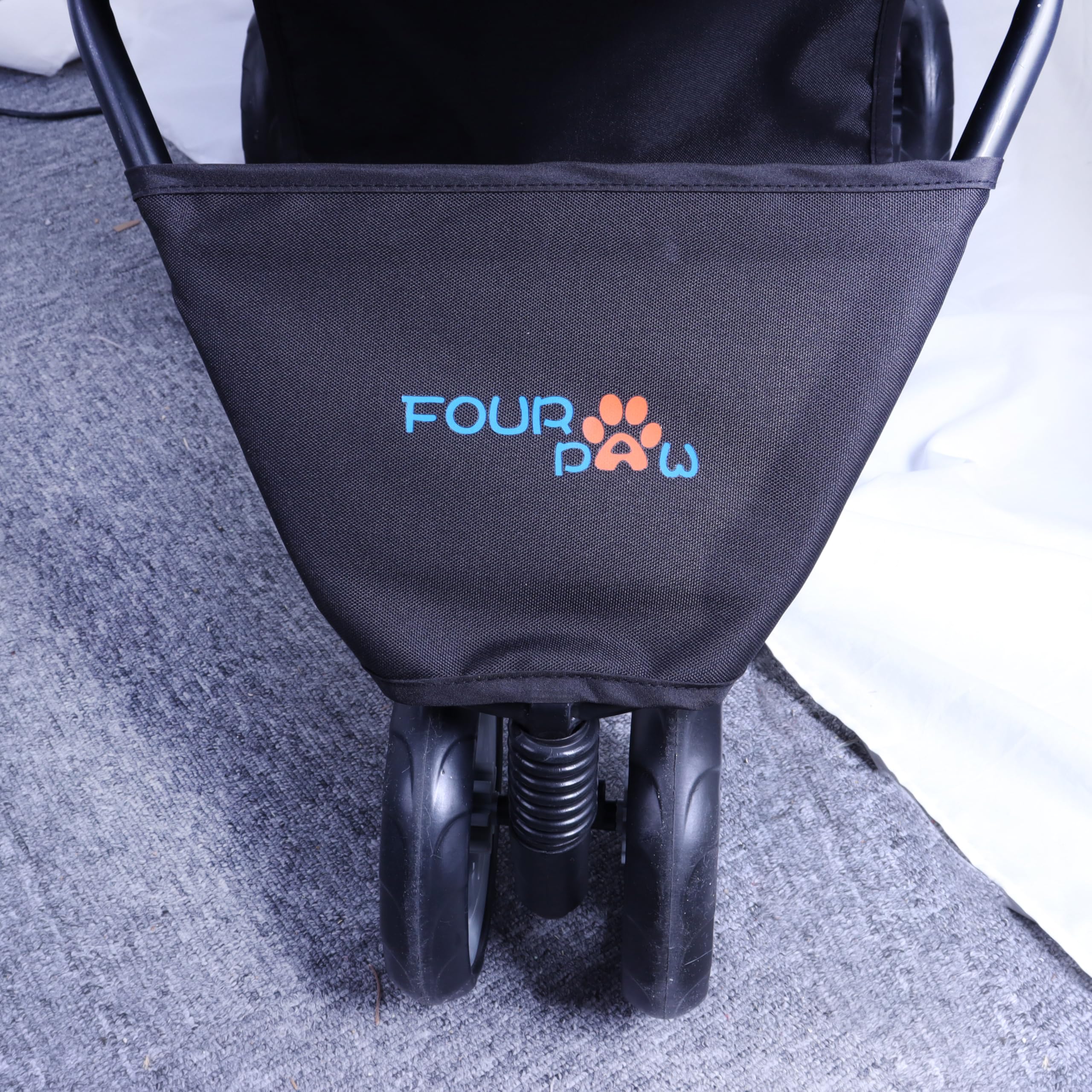 FOURPAW water-resistant fabric keeps the stroller resilient in rain