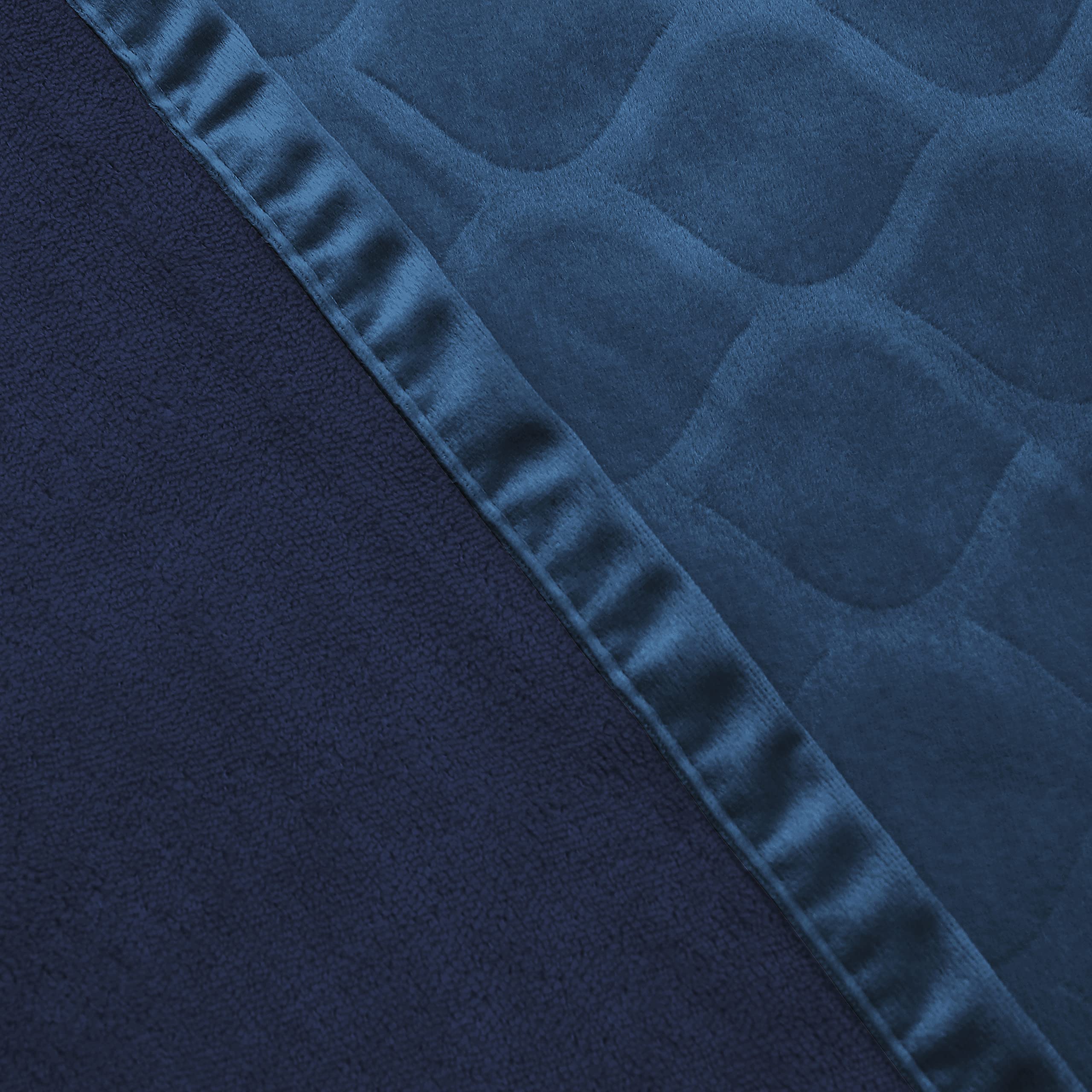 Fuguitex dog blanket care image demonstrates machine-wash friendly maintenance.