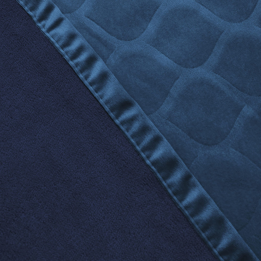 Fuguitex dog blanket care image demonstrates machine-wash friendly maintenance.
