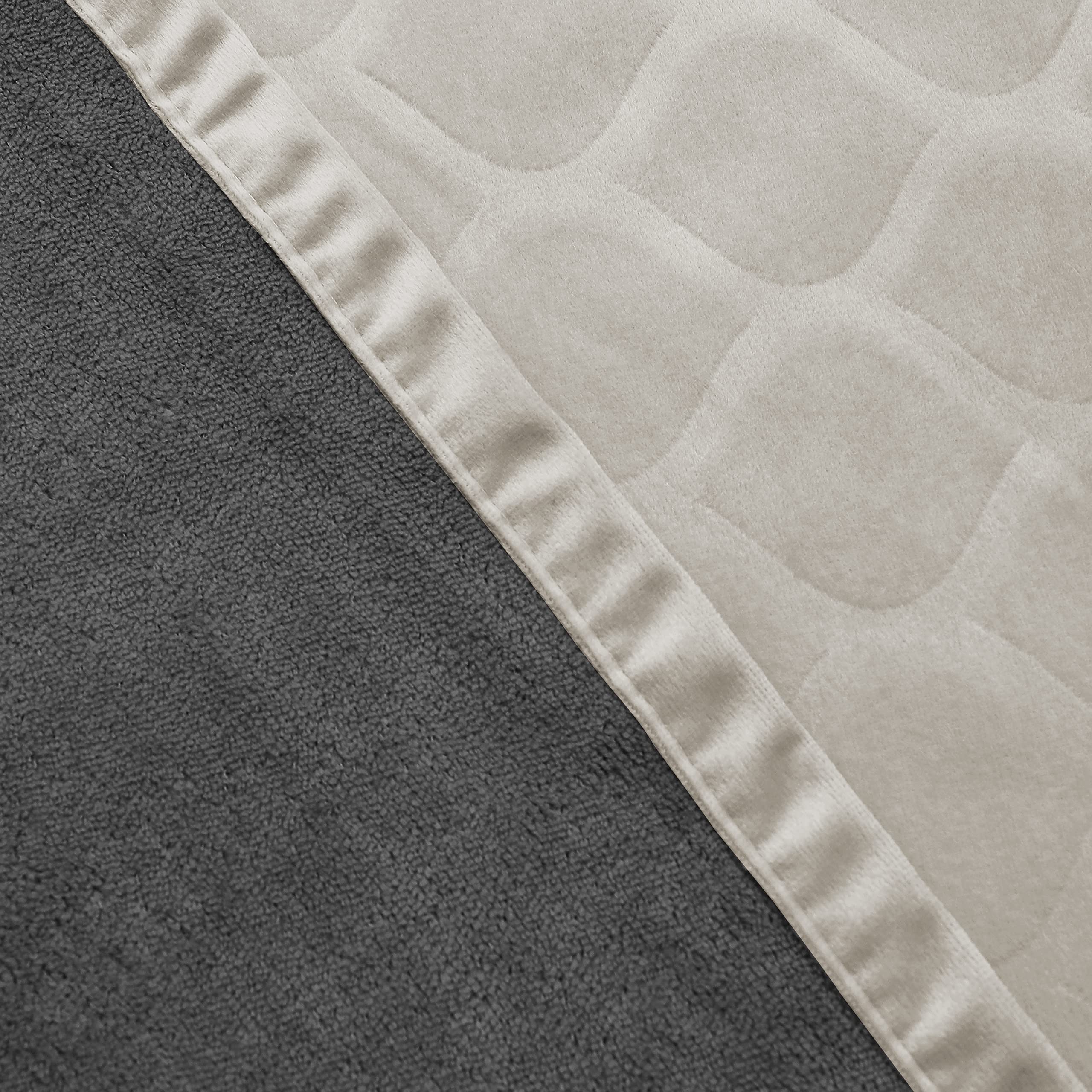 Fuguitex easy-care blanket machine washable for busy households.