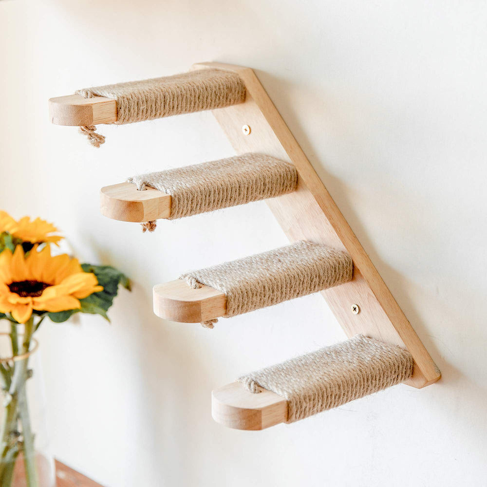 FUKUMARU jute scratching pad invites natural scratching along the unit