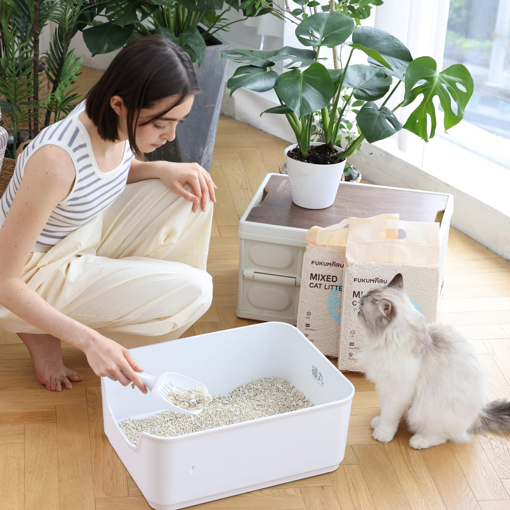 FUKUMARU tofu litter with white tea extract releases a gentle scent when wet.