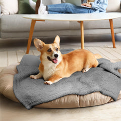 Manta furrybaby cubre el sofá mientras tu perro descansa plácidamente.