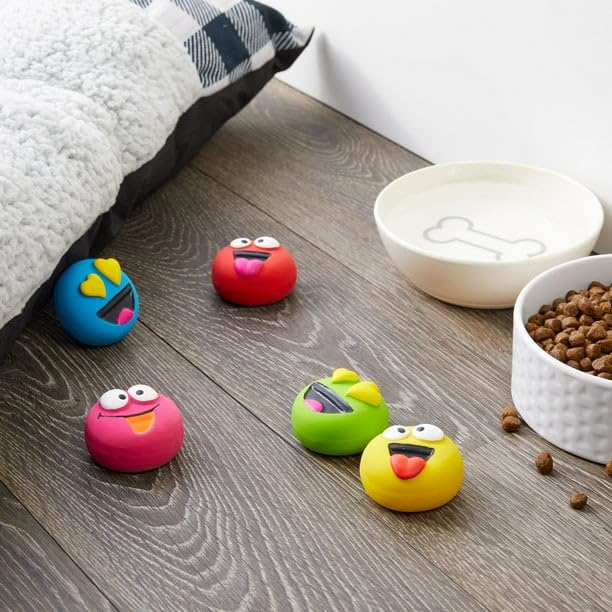 FYNORI emoticon latex dog toy outdoors usage shows lightweight, portable play