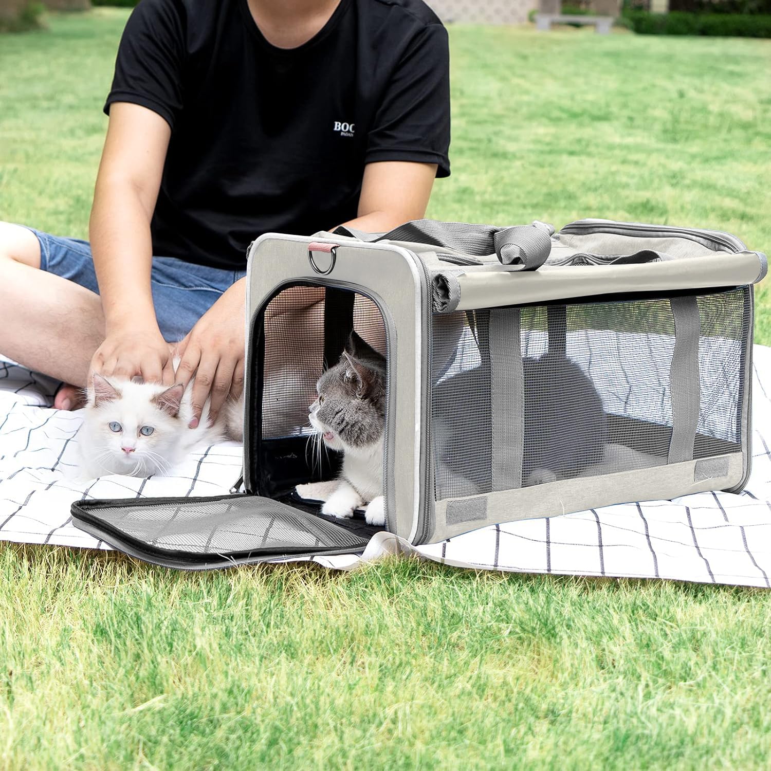 GAPZER cat carrier top and side entry makes loading quick and stress-free.