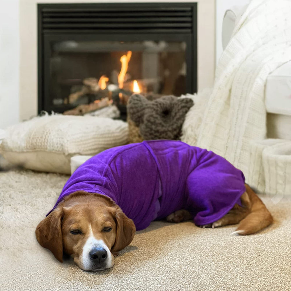 Geyecete dog drying coat absorbent material demonstrates superior water absorption after bath time.