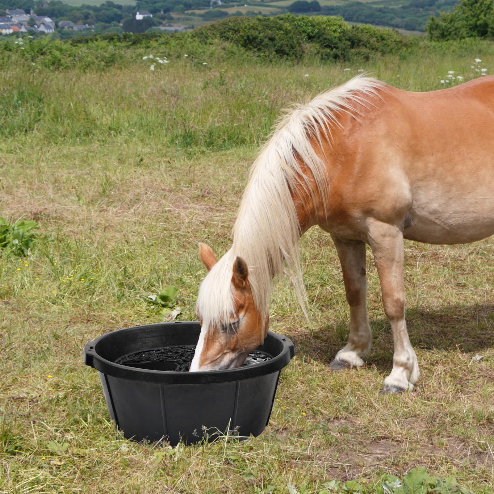 GINDOOR stackable rubber feeder buckets—compact storage and year-round use in cold climates.