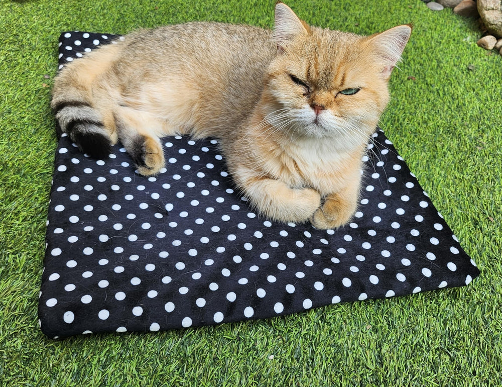 GooCare anti-slip fabric keeps the pad in place on various surfaces.