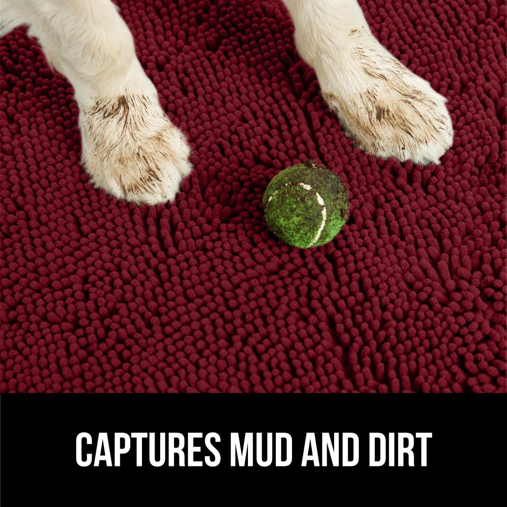 GORILLA GRIP SOAKSTOPPER dirt-trapping-paws illustrates dirt and mud being held at the doorstep