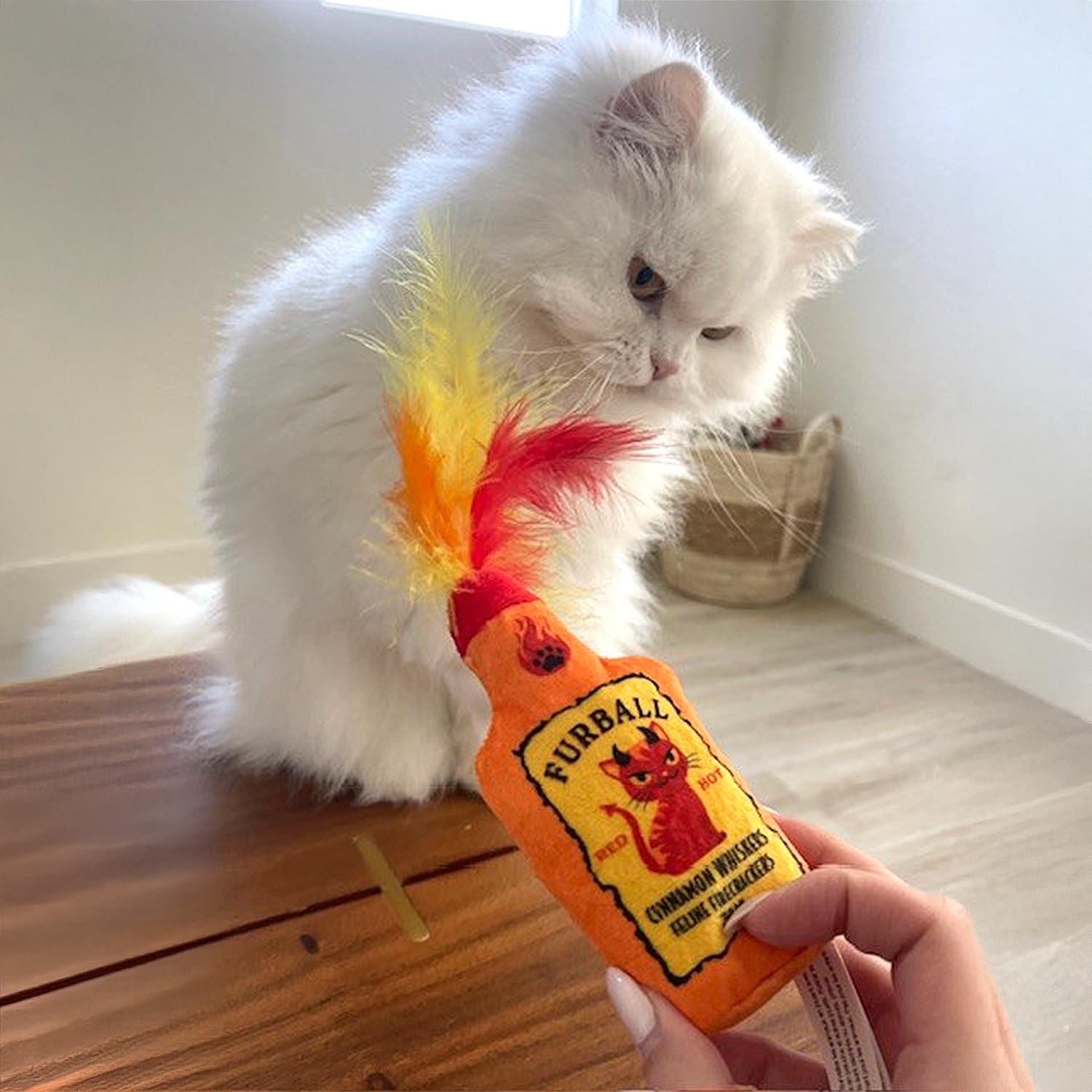 Haute Diggity Kitty crackle feature – crinkle sound adds interactive entertainment for cats.
