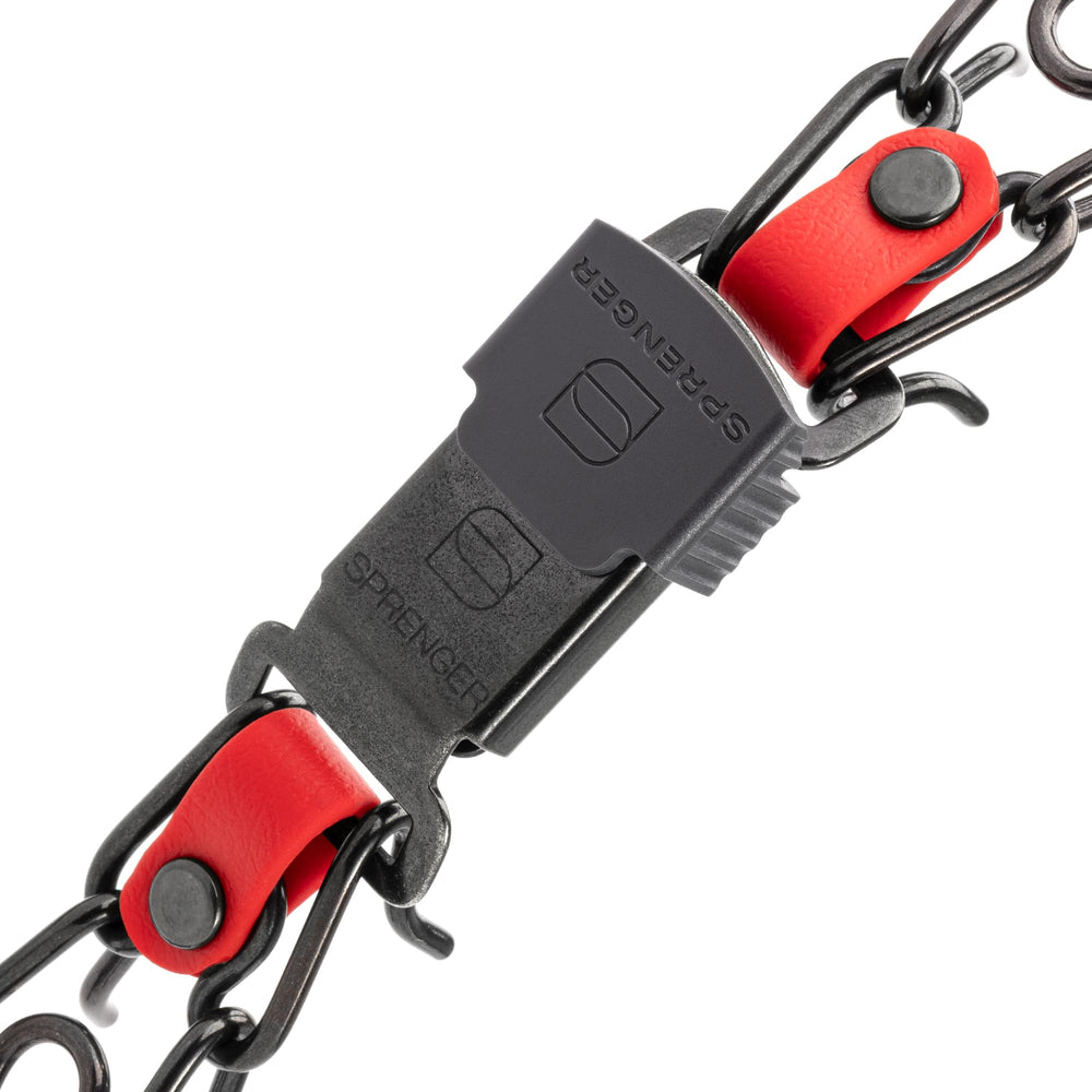 Herm Sprenger swivel D-ring prevents tangling during walks.