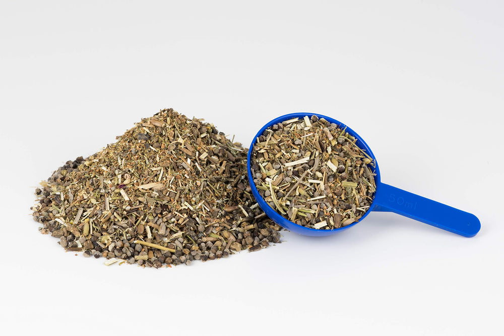 Easy Mare measuring spoon ready for precise dosing.