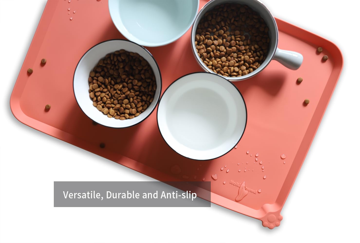 Hoki Found L silicone non-slip tray with extra-high lip to prevent spills.