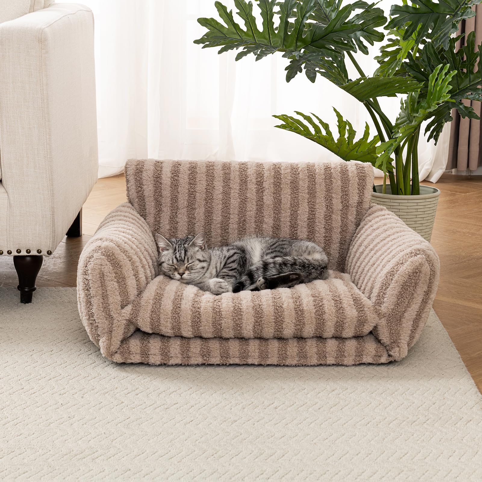 Hollypet cat bed hide-gap feature invites nesting and privacy.