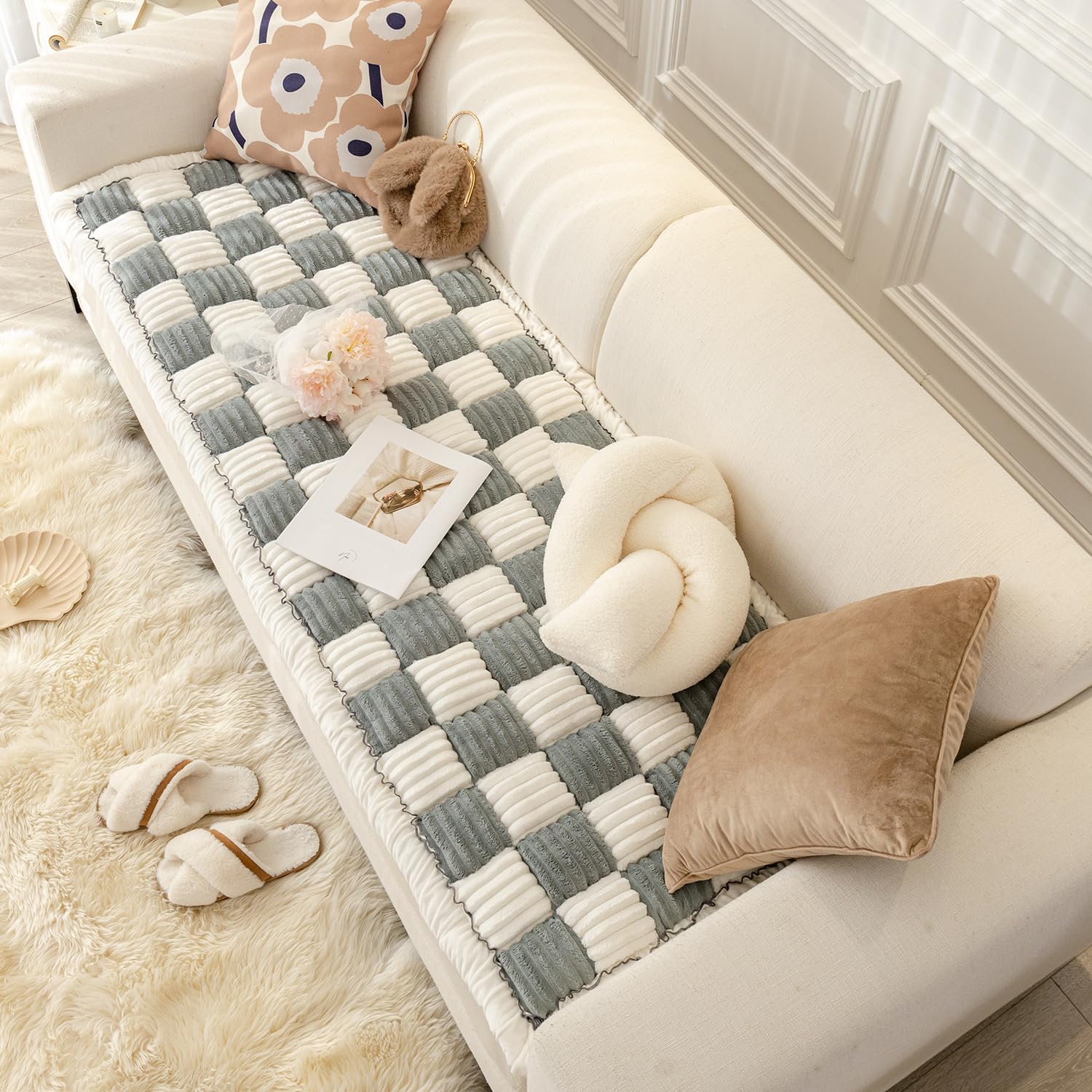 HOMEREFROM pet bed mat close-up—soft plush surface for lounging pets.