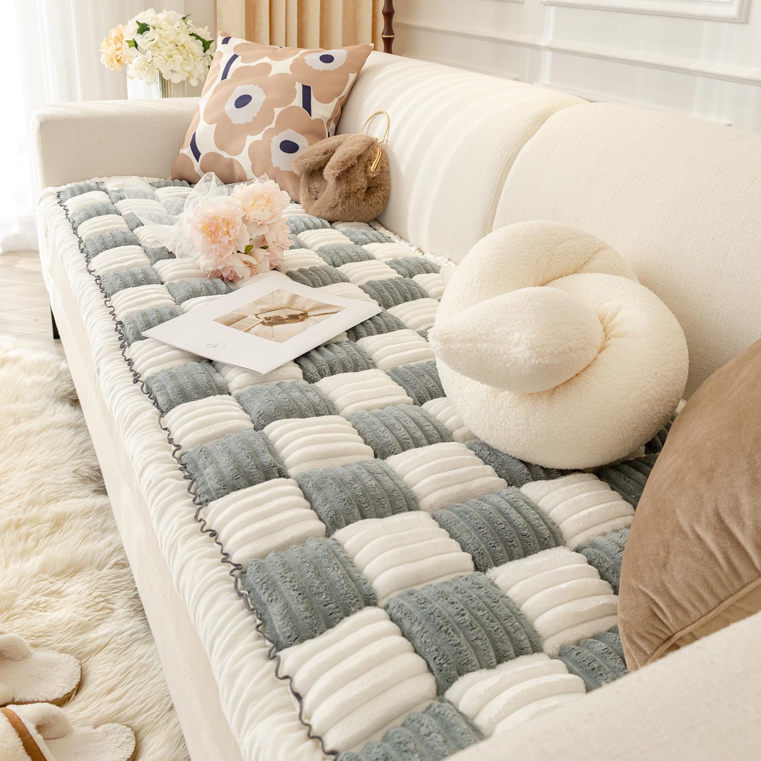 HOMEREFROM washable couch cover—easy cleanup after muddy paws and shedding days.