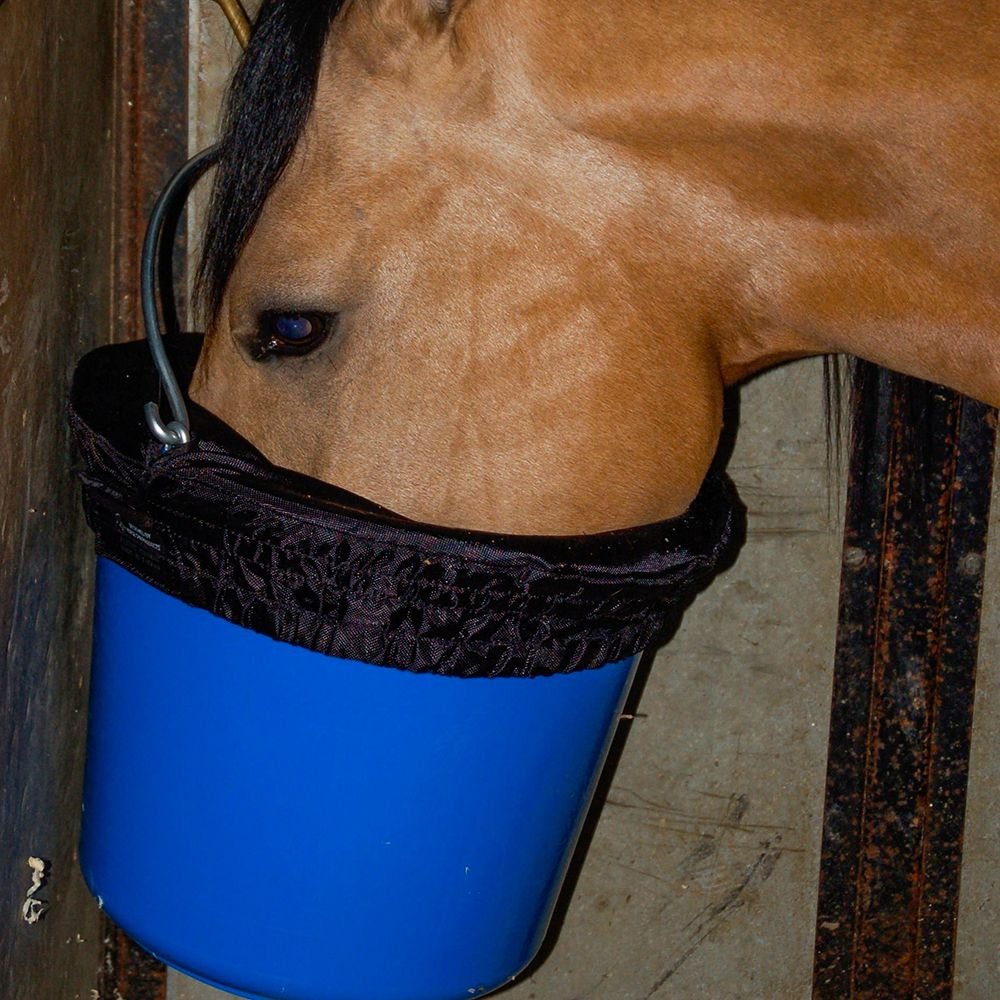 Horse Spa bucket supports on-trailer hydration and stable use.