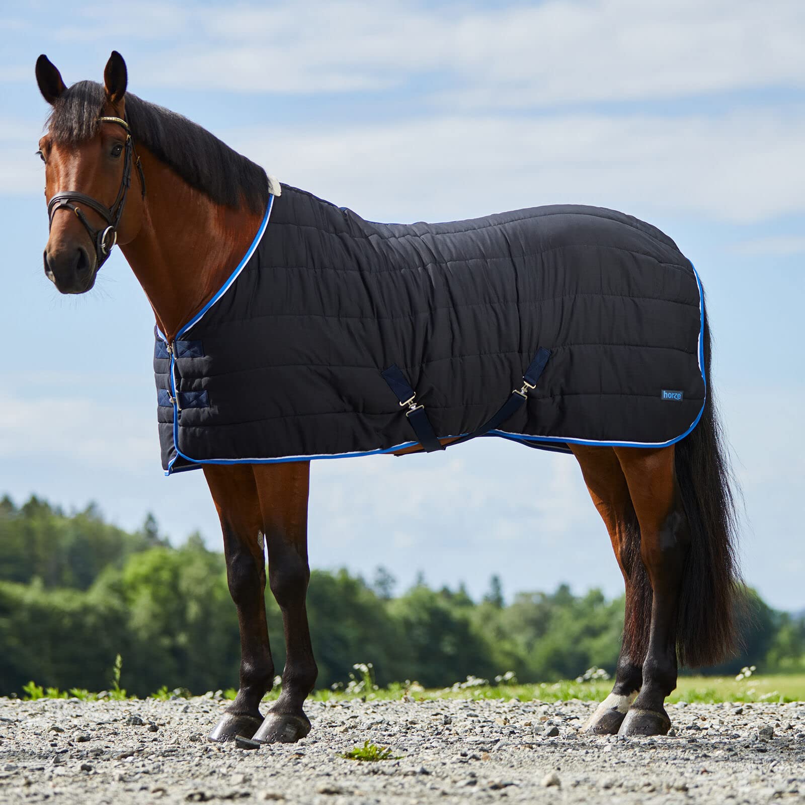 HORZE Glasgow anti-slip stable blanket front closures offer secure fit and warmth.