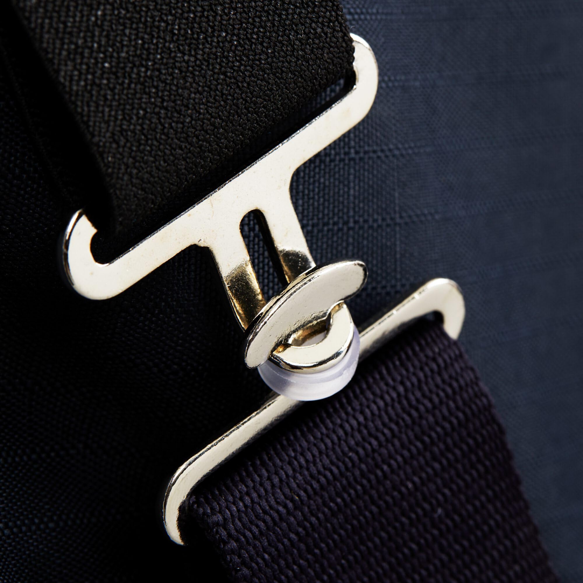 HORZE Glasgow belly buckles provide secure-fit to prevent blanket shift.