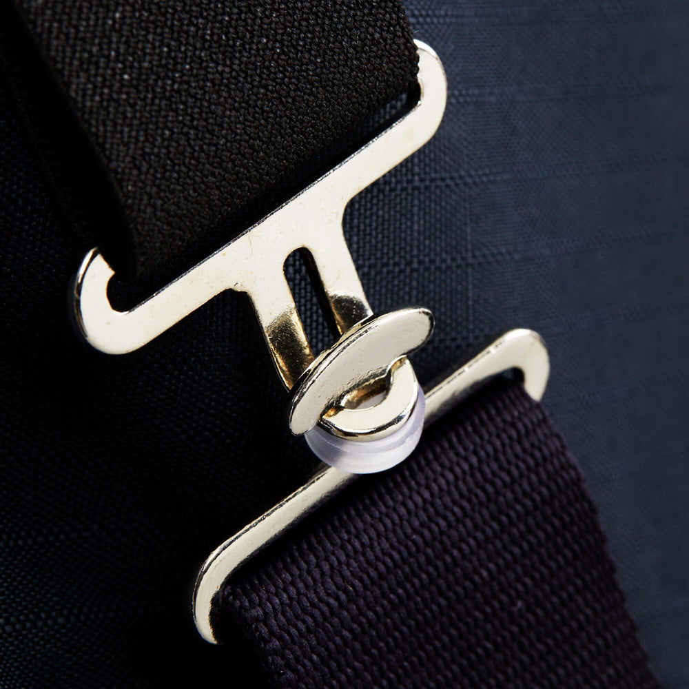 HORZE Glasgow belly buckles provide secure-fit to prevent blanket shift.