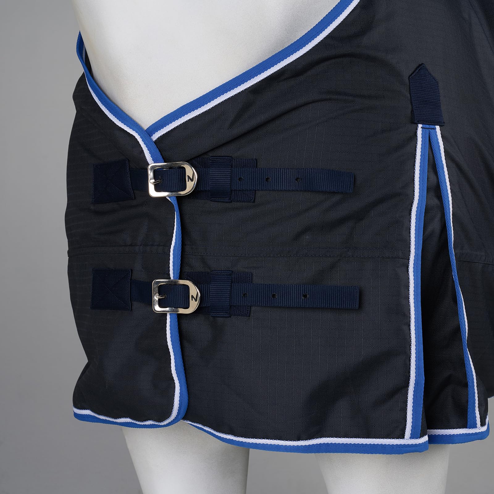 HORZE Glasgow blanket shoulder gussets allow free movement during work.